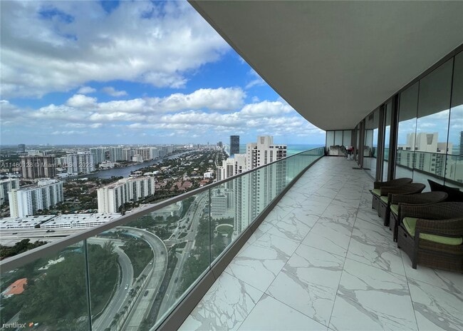 Building Photo - 2 br, 2 bath Condo - 18975 Collins Ave Uni...