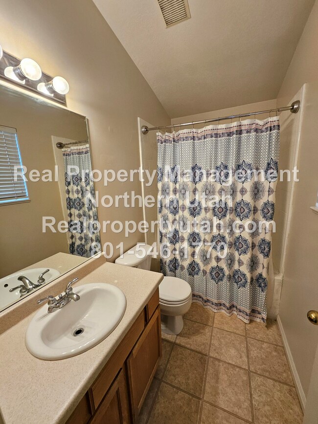 Building Photo - Beautiful 4 Bed 3 Bath Layton Home