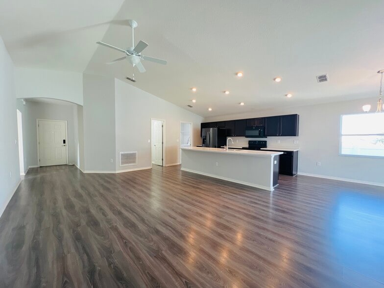 Primary Photo - 900 Kingfisher Dr