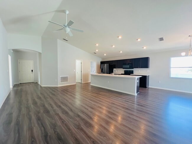 Building Photo - 900 Kingfisher Dr