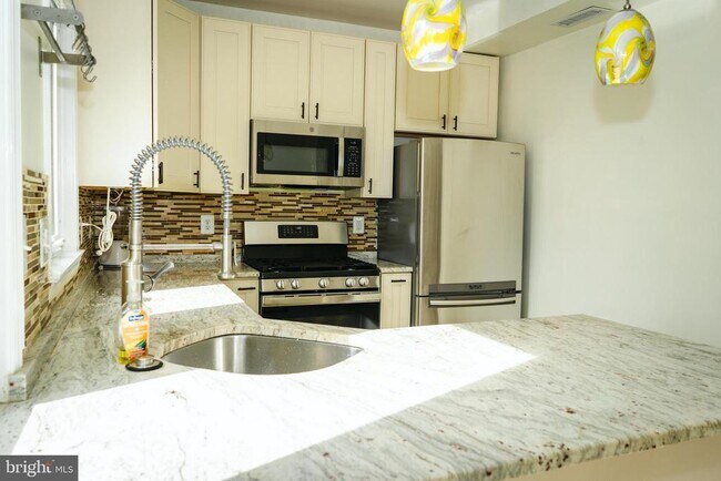 Building Photo - 636 Kenyon St NW