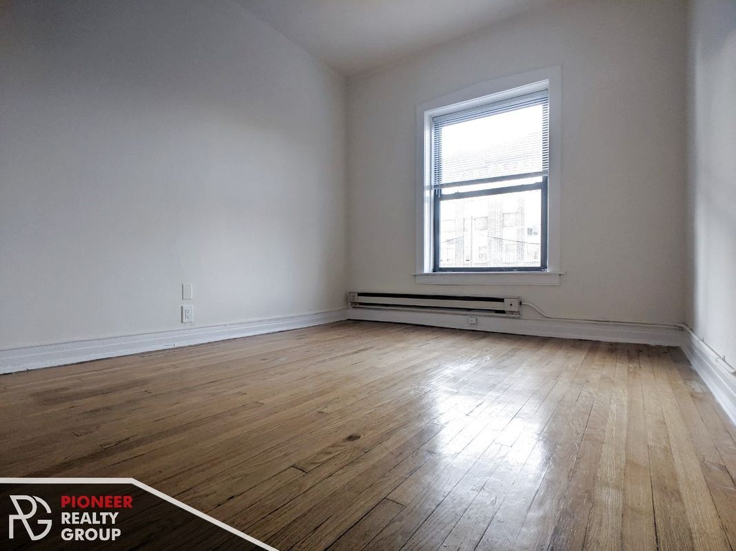 Building Photo - 813 W Waveland Ave