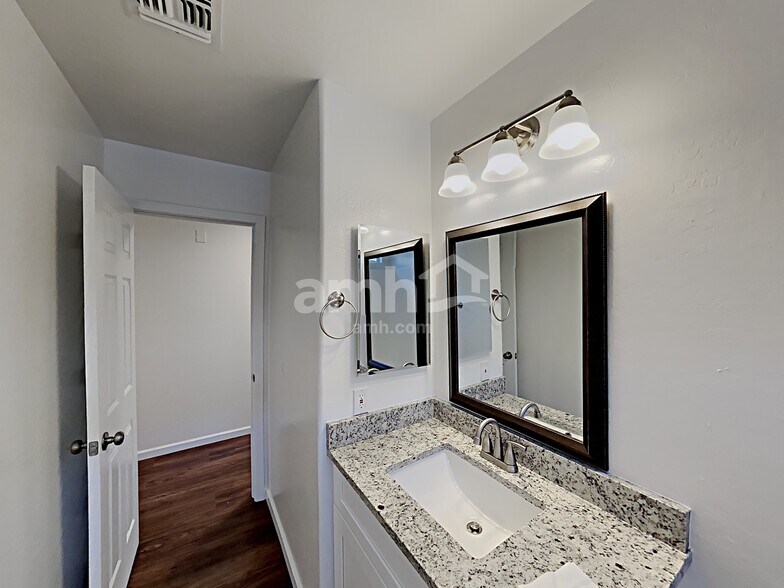 Building Photo - 12433 W Willow Ave