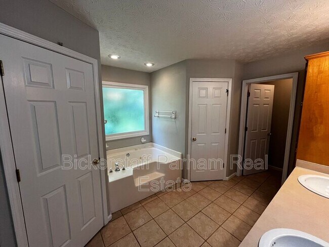 Building Photo - 8012 Rocky Creek Dr