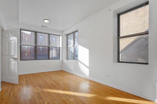 Building Photo - 3320 W Diversey Ave