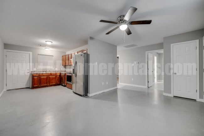 Building Photo - 707 Robins St