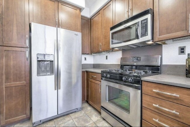 Building Photo - 405 Washington Square