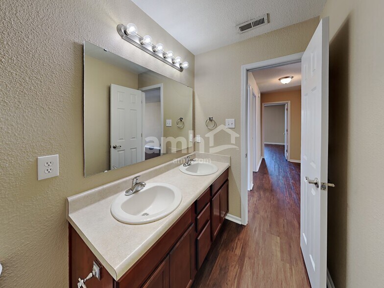 Building Photo - 7927 Newhall Way