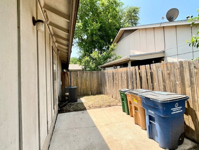 Building Photo - Upgraded 2/1 in South Austin