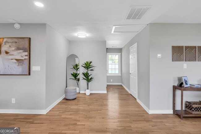 Building Photo - 3910 Clairmont Rd