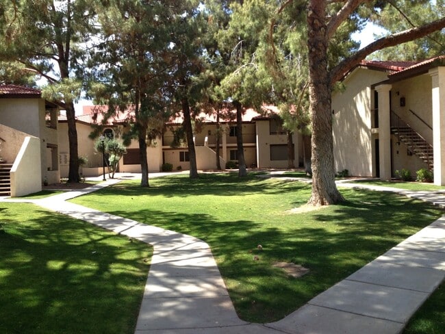 Building Photo - **COMFY 2 BEDROOM/2 FULL BATHROOM CONDO IN...