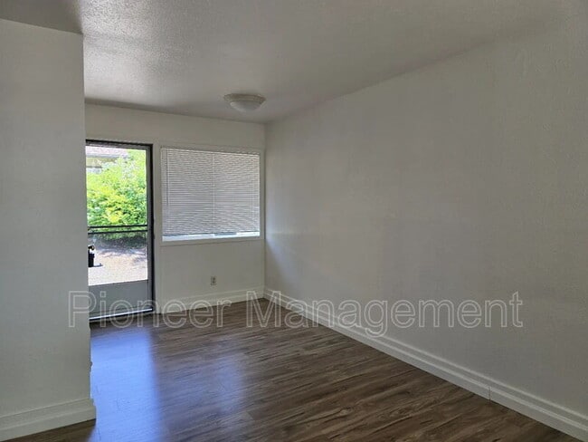 Building Photo - 807 NE Alameda Ave