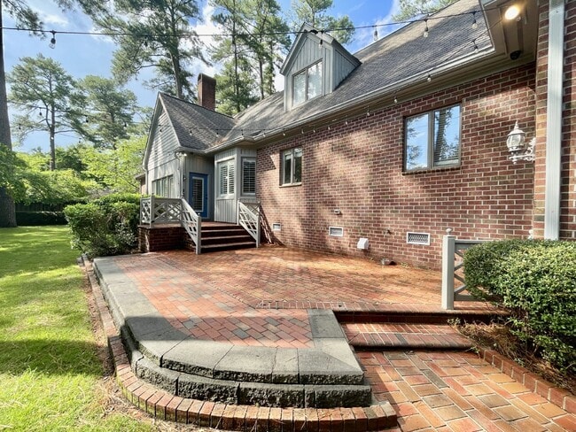 Building Photo - 4 Bed, 4 And A Half Bath Nest In Haymount