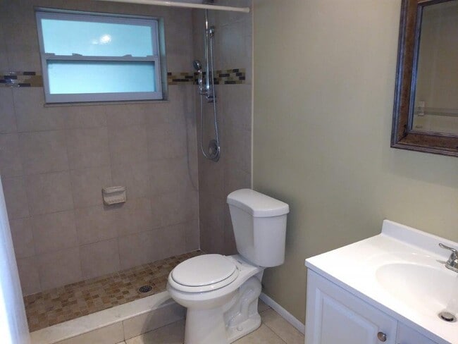 Building Photo - Beautiful 2/1/1 1034 Sq. Ft. with open flo...