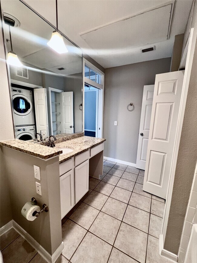 Building Photo - 5353 Memorial Dr