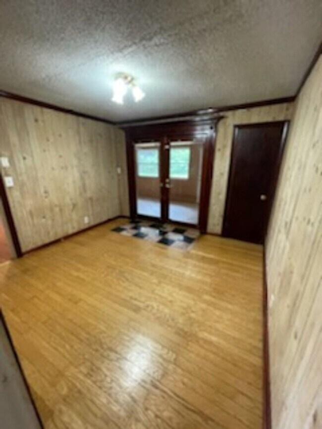 Building Photo - Large 4 Bedroom 2 Bathroom House for Rent