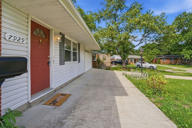 Building Photo - Three Bedroom Home with Great Outdoor Entertainment Space!