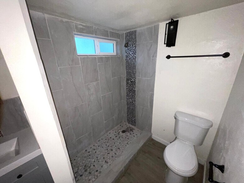 Primary Photo - 4402 E Seneca St