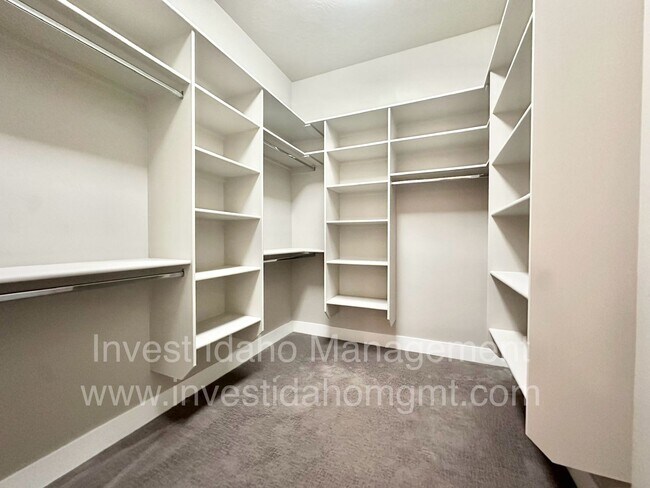 Building Photo - Rarely available in the most preferred River District! Available July 2026