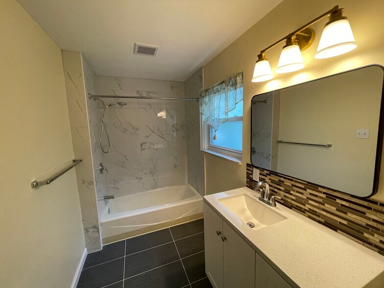 Bathroom - 5548 Avondale Pl