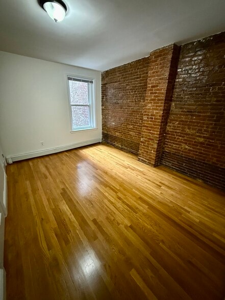 Building Photo - 342 Meridian St