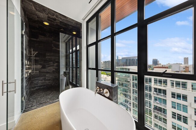 Building Photo - 900 W Washington Blvd