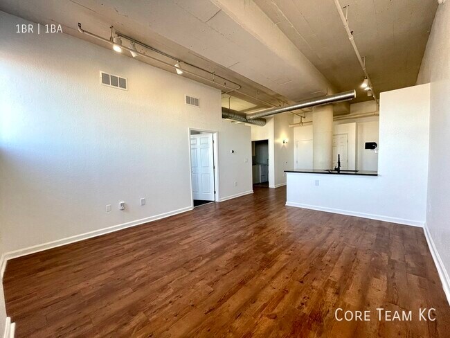 Building Photo - 320 W 7th St