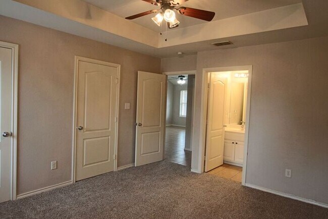 Building Photo - Available 3 Bedroom Duplex in Lindale!