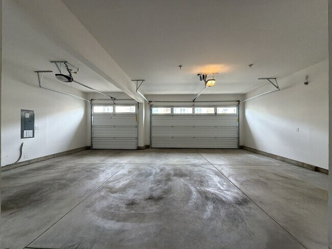 Building Photo - 12425 SW Silvertip St