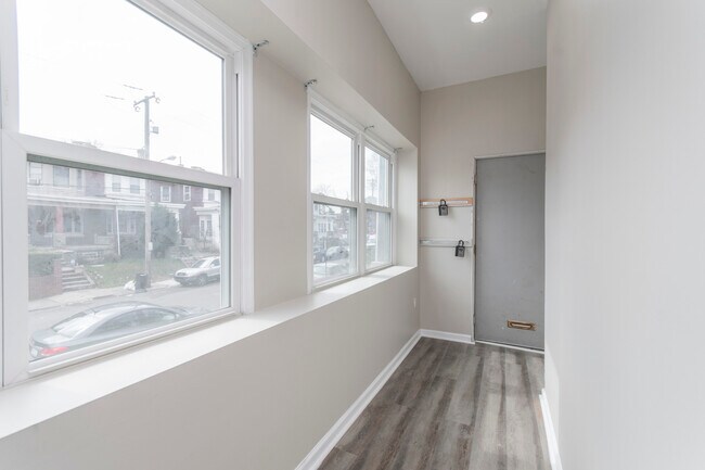 Building Photo - 917 W Duncannon Ave