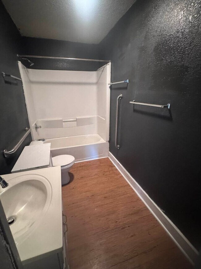 Building Photo - Knoxville 37917 - 2 bedroom, 1 bath home - Contact Lisa Vineyard and Shannon Russell (865) 216-9334