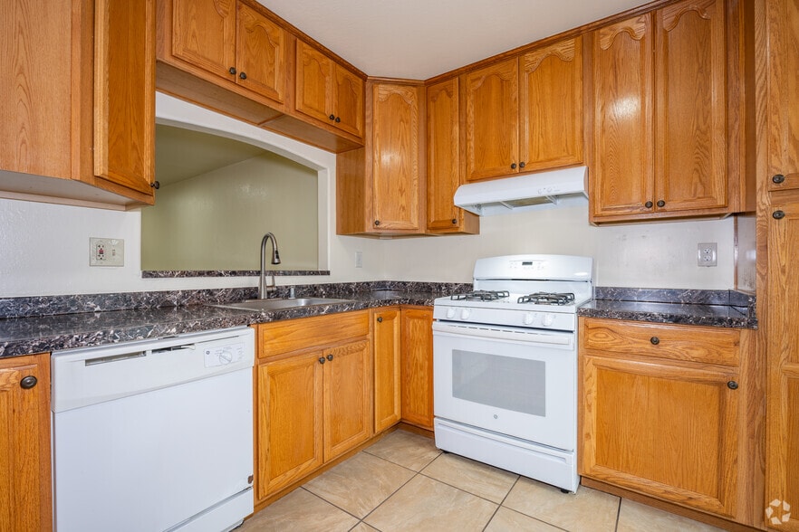 2BR, 1.5BA - 1,000SF - Kitchen - The Townhouse Apartments