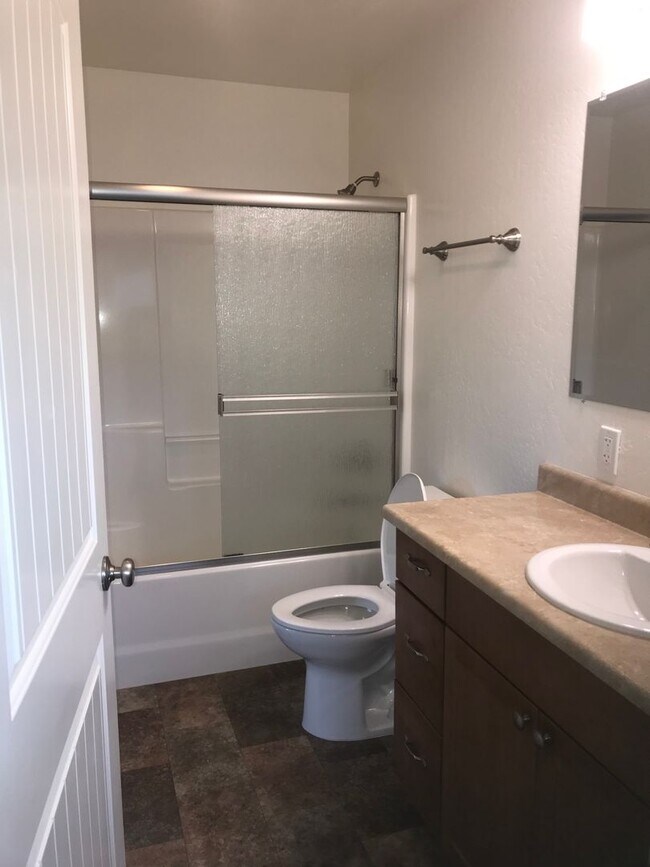 Building Photo - Three bed, two bath Ashland home for rent | Available June