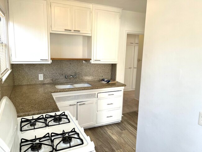 Building Photo - 618 W 26th St