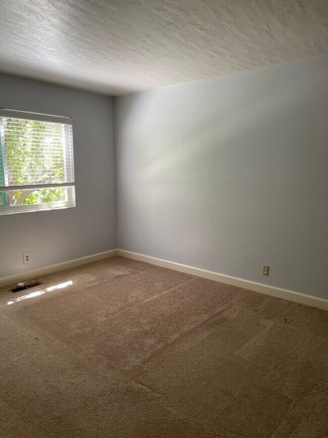 Building Photo - Great location, end of a quiet cul de sac, Cupertino School, spacious rooms