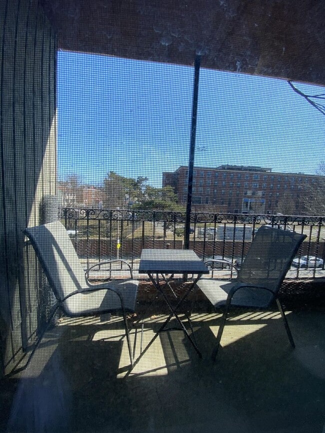 Building Photo - Charming 2-Bed, 1-Bath Available for June 1st - Heat/Hot Water Incl