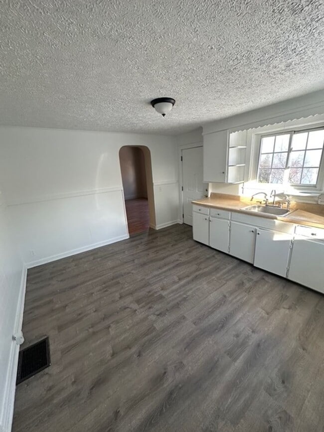 Building Photo - 82 Lime St