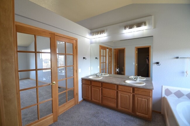 Building Photo - 6 Bed, 3.5 Bath Home Available Now!