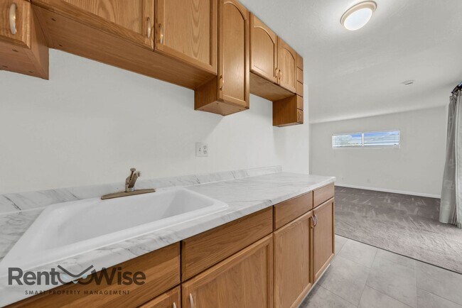 Building Photo - 2406 Kehoe Ave