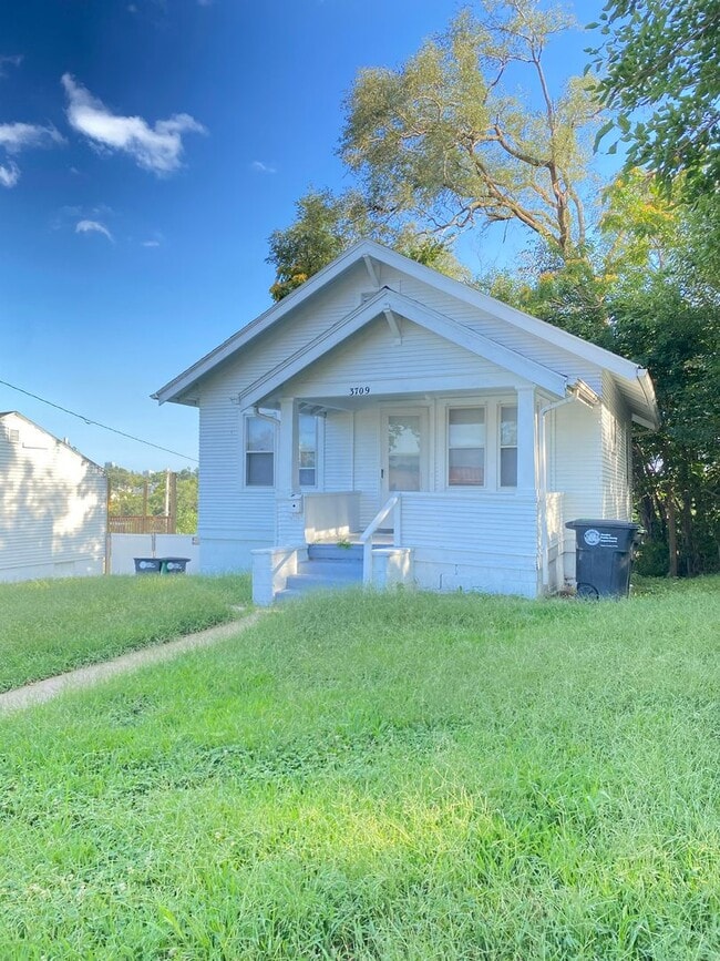 Building Photo - 1/2 OFF FIRST MONTH'S RENT SPECIAL On Upda...