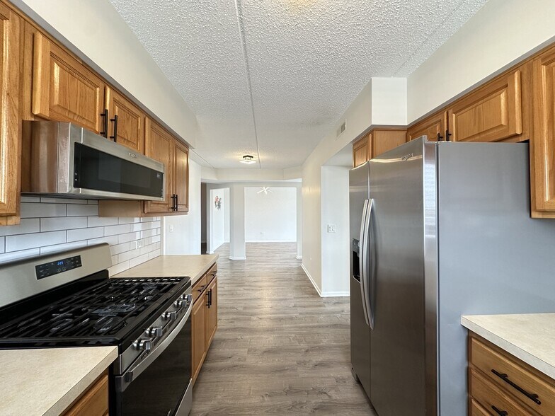Building Photo - 5555 N Cumberland Ave