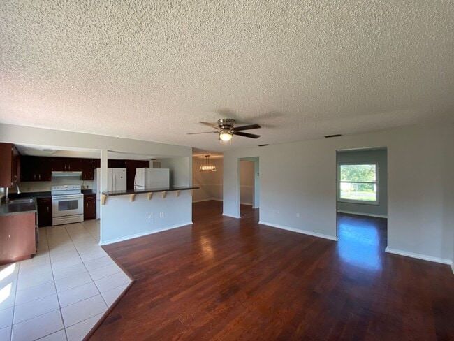 Building Photo - Cedar Hills - Desirable SE neighborhood 3/2/2