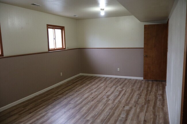 Building Photo - Spacious Home with Large pet friendly yard