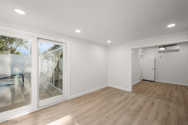 Building Photo - 4315 Ridgedale Ave