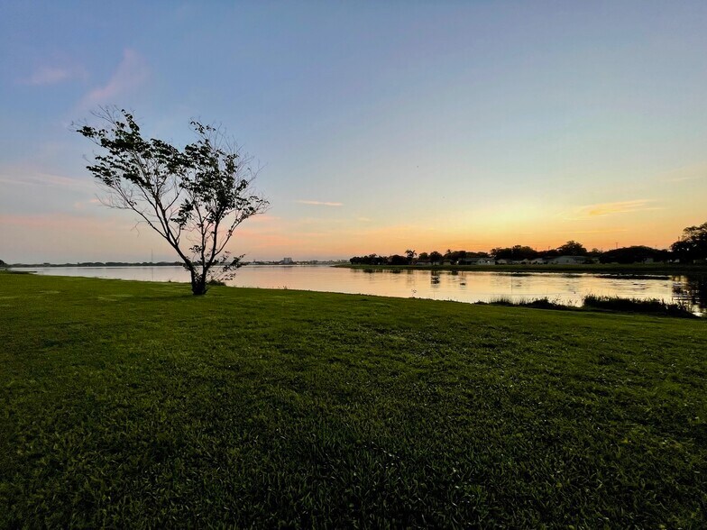 Building Photo - 1800 Embassy Dr