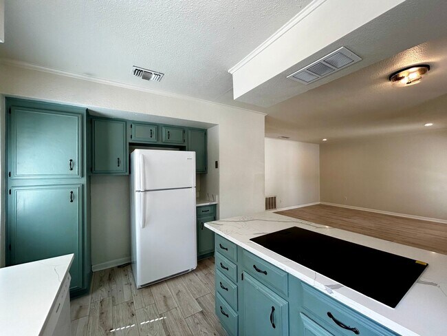 Building Photo - What a deal! a 3 bed house 5 min from DT a...