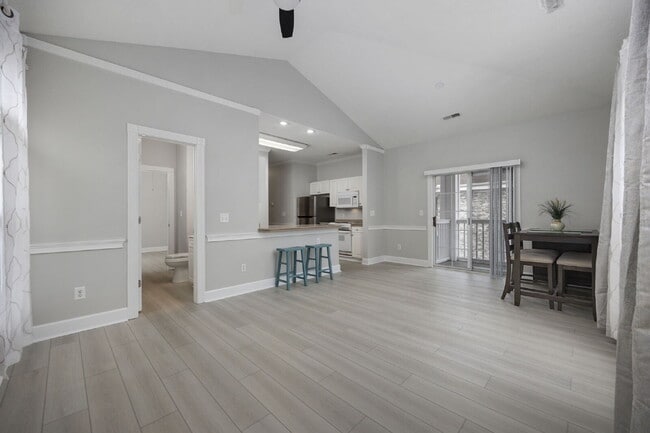 Building Photo - 1 Bedroom Condo in Myrtle Beach with Elevator