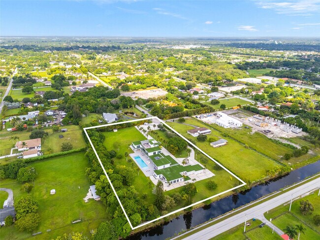 Building Photo - 17250 SW 52nd Ct