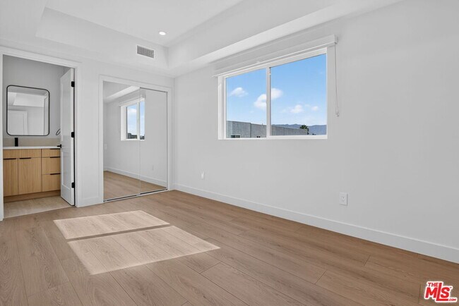 Building Photo - 11304 Collins St