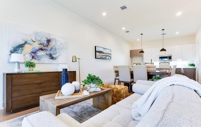 Building Photo - 1902 N Carroll Ave